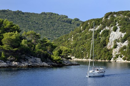 Croatia, Dalmatia, Dalmatian coast, Island of Mljet, sailing ship in the National Park of Mljet towards Polace