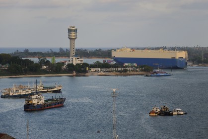 Tanzanie, Dar es-Salaam, cargo sortant du port de commerce et sa tour de contôle