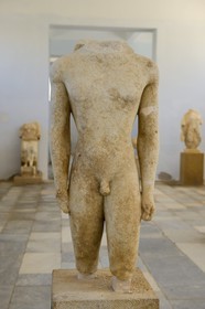Grèce, île de Delos, classée Patrimoine Mondial de l'UNESCO, site archéologique de Délos, le musée archéologique, torse d'un kouros du sanctuaire d'Apollon daté du VIéme siècle avant J.C.