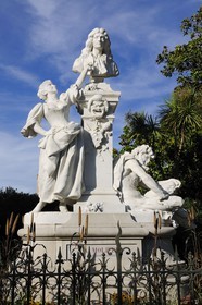 France, Hérault (34), Pézenas, Monument de Molière (1897), par Jean-Antoine Injalbert, le buste de Molière est entouré par une soubrette représentant la comédie et un satyre représentant la satire