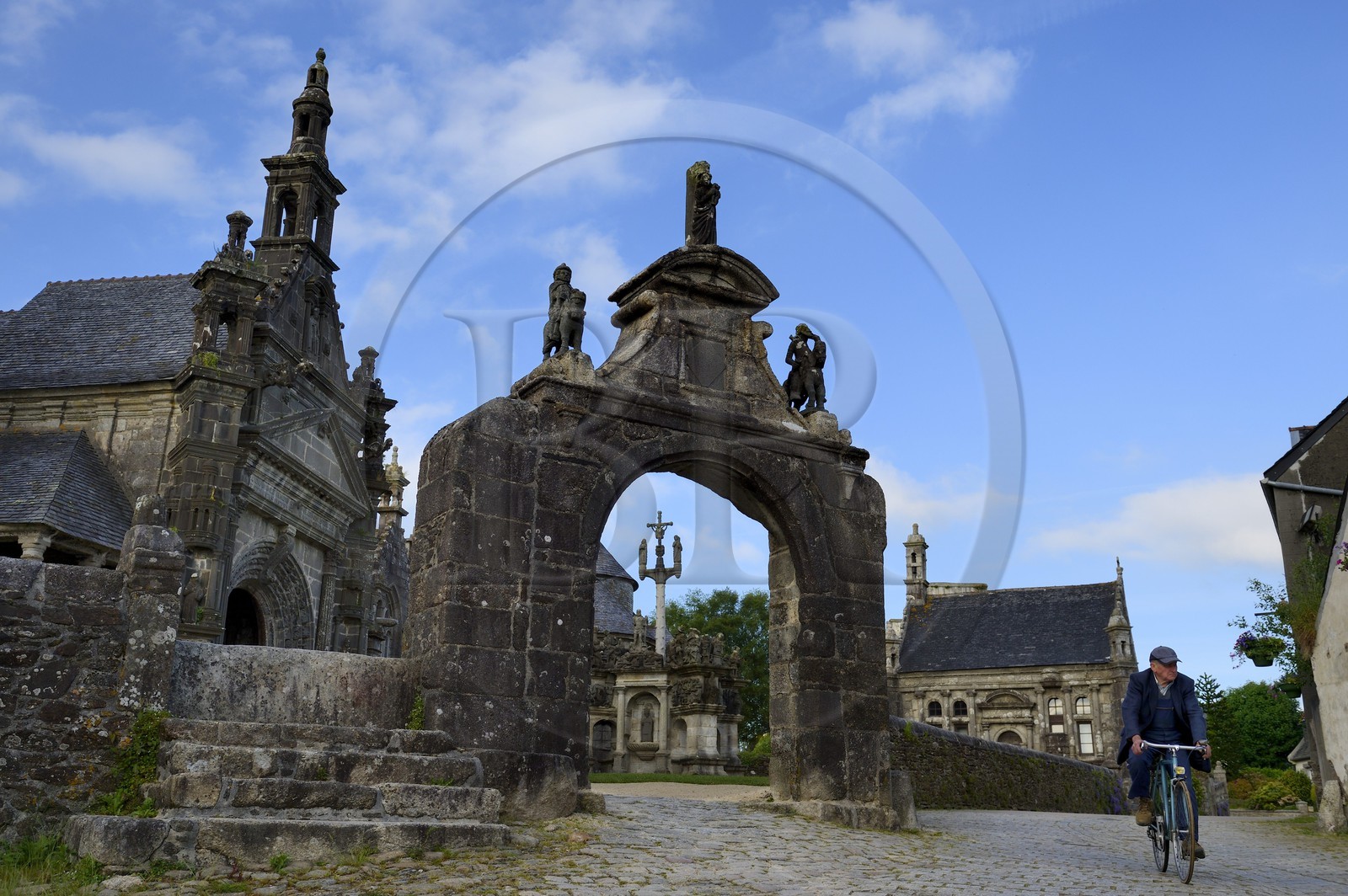 France, Finistère (29), Guimiliau, l'église et le calvaire dans l'enclos paroissial