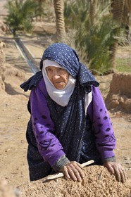 Iran, Province d'Ispahan, désert du Dasht-e Kavir, l'oasis d'Arousan dans la région de Khur et Biabanak, Khadidja est une des dernières habitantes du village