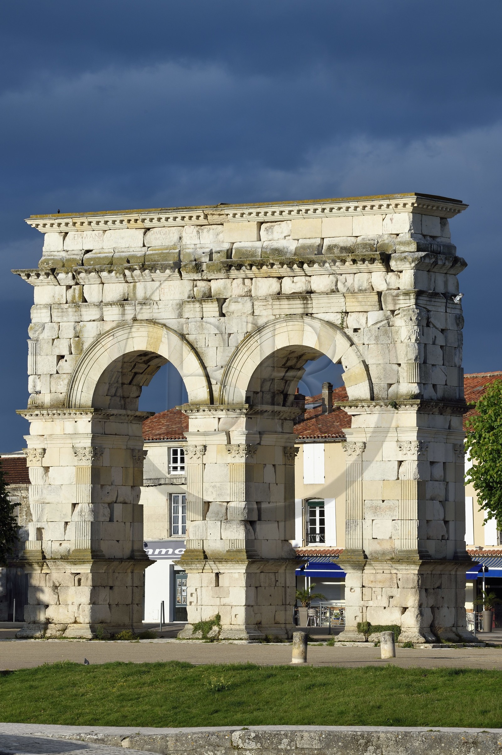 France, Charente-Maritime (17),  Saintonge, Saintes, l'arc de Germanicus est un arc routier en bordure de la Charente érigé en l'an 18-19 en l'honneur de l'empereur Tibère, son fils Drusus et son neveu et fils adoptif Germanicus