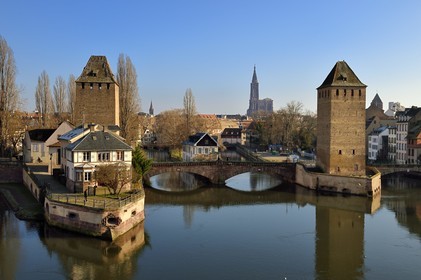 France, Bas-Rhin (67), Strasbourg, vieille ville classée au Patrimoine Mondial de l'UNESCO, quartier de la Petite France, les Ponts Couverts et la cathédrale Notre-Dame en arrière plan