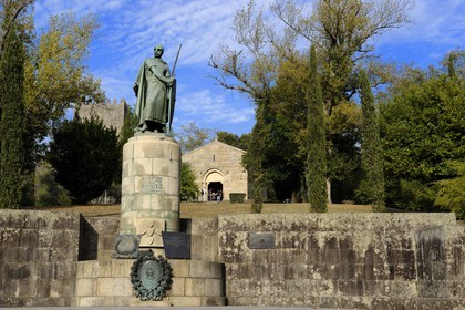 Portugal, région du Minho, Guimaraes, ville classée Patrimoine Mondial de l' UNESCO, statue du premier Roi portugais Alphonse Henriques devant l' Igreja de Sao Miguel do Castelo ( Eglise Saint Michel du Chateau)