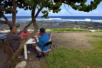 France, Ile de la Reunion, Grand Bois, partie de carte du dimanche en bordure de mer