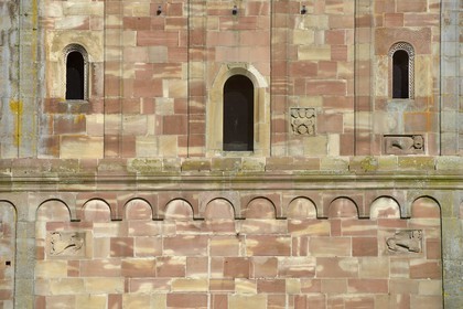 France, Bas Rhin (67), Marmoutier, l'église abbatiale romane du VIème siècle, façade occidentale en grès rouge des Vosges, la décoration de la façade possède des frises d'arceaux à éléments sculptés de têtes, de corps ou d'éléments géométriques