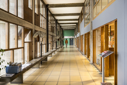 France, Bouches-du-Rhône (13), Marseille, oeuvre architecturale de Le Corbusier, classée Patrimoine Mondial de l'UNESCO, la Cité Radieuse par l'architecte Le Corbusier, le déambulatoire entre le 3e et le 4e étage et ses commerces