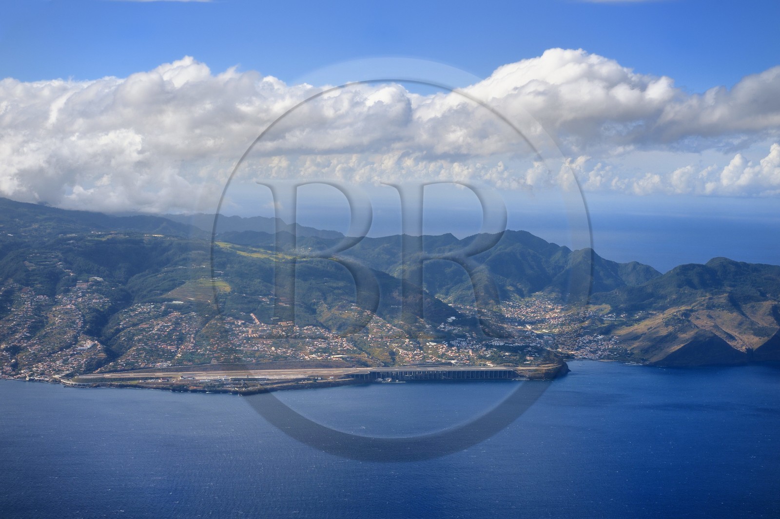 Portugal, Ile de Madère, Aéroport International de Madère Cristiano-Ronaldo qui dispose d'une piste de 2781m prolongée sur la mer grace à des piliers (vue aérienne)