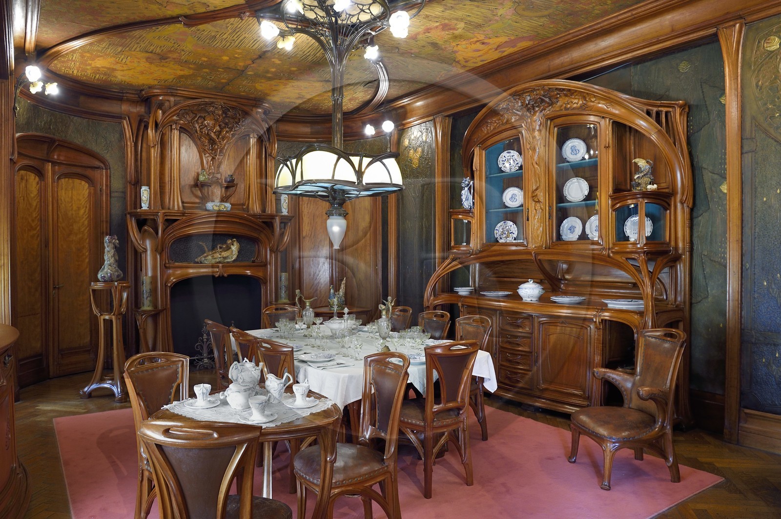 France, Meurthe-et-Moselle (54), Nancy, musée de l'Ecole de Nancy, salle à manger Masson de style Art Nouveau (1903-1906), mobilier et menuiseries par Eugène Vallin, panneaux de cuir et plafond de Victor Prouvé
