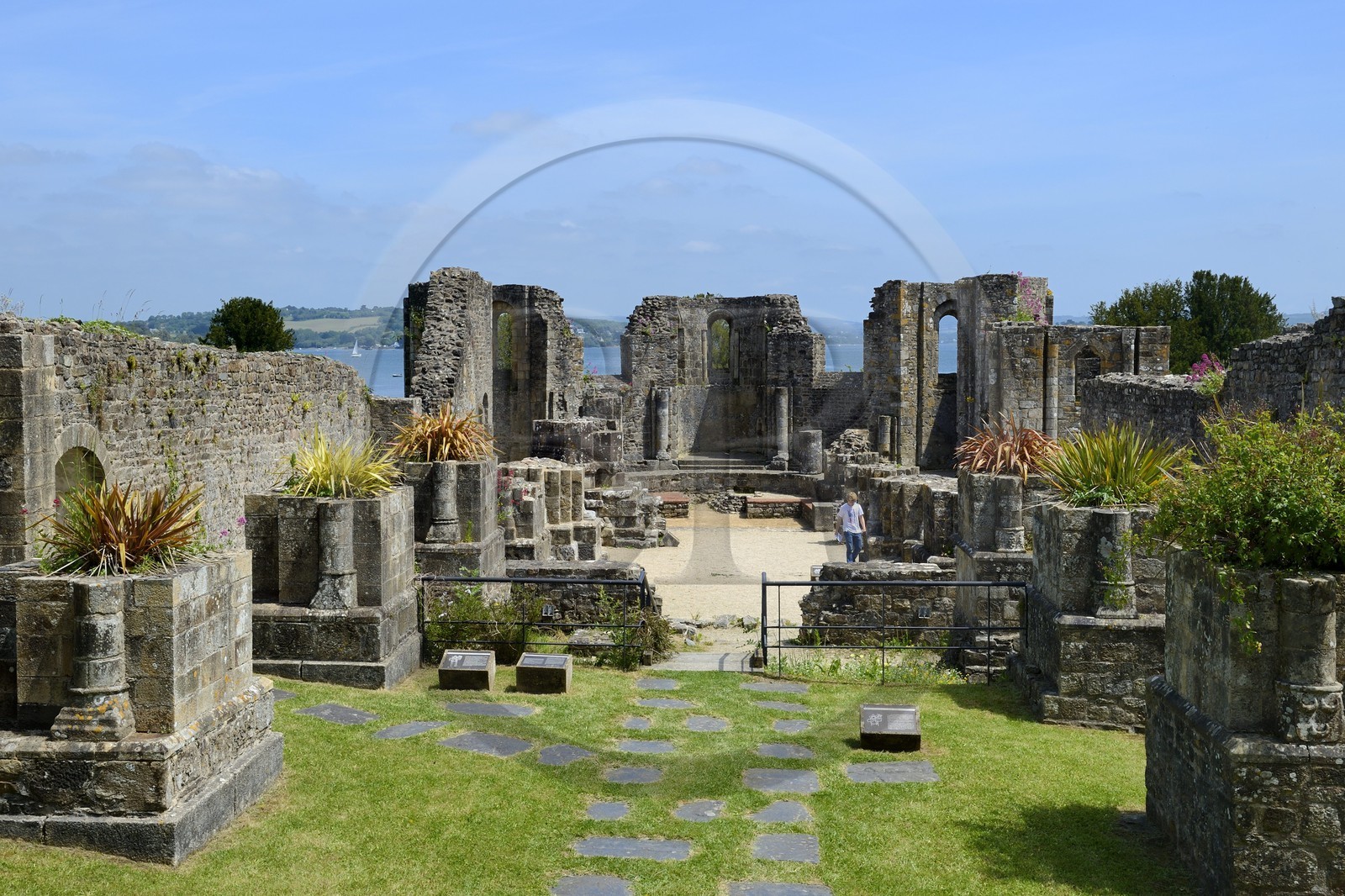 France, Finistère (29), , Mer d'Iroise, parc naturel régional d'Armorique, Presqu'île de Crozon, ruines de l'ancienne Abbaye Saint-Guénolé de Landévennec