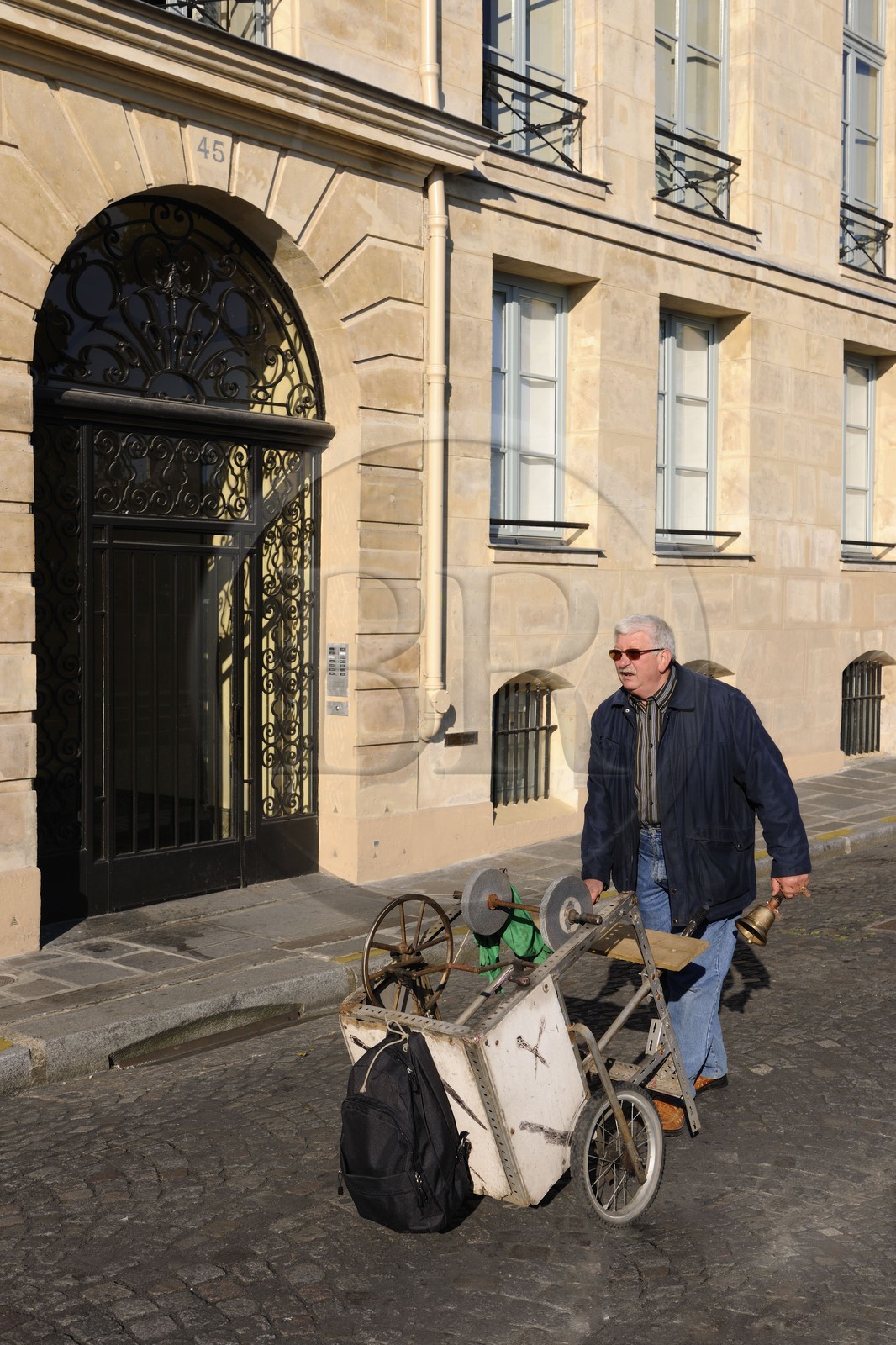 France, Paris (75), île Saint Louis, aiguiseur itinérant de couteaux quai de Bourbon