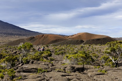 France, île de la Réunion, volcan du Piton de la Fournaise, classé Patrimoine Mondial de l'UNESCO, le cratère Formica Léo au premier plan et le cratère Dolomieu dans l'Enclos