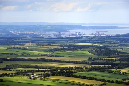 Royaume-Uni, Ecosse, West Lothian, le Forth railway bridge (pont ferroviaire de Forth) en arrière plan de la campagne (vue aérienne)
