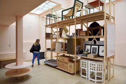 France, Var (83), Hyères, la villa Noailles concue par l'architecte Robert Mallet Stevens, salon rose avec verrière par Louis barillet