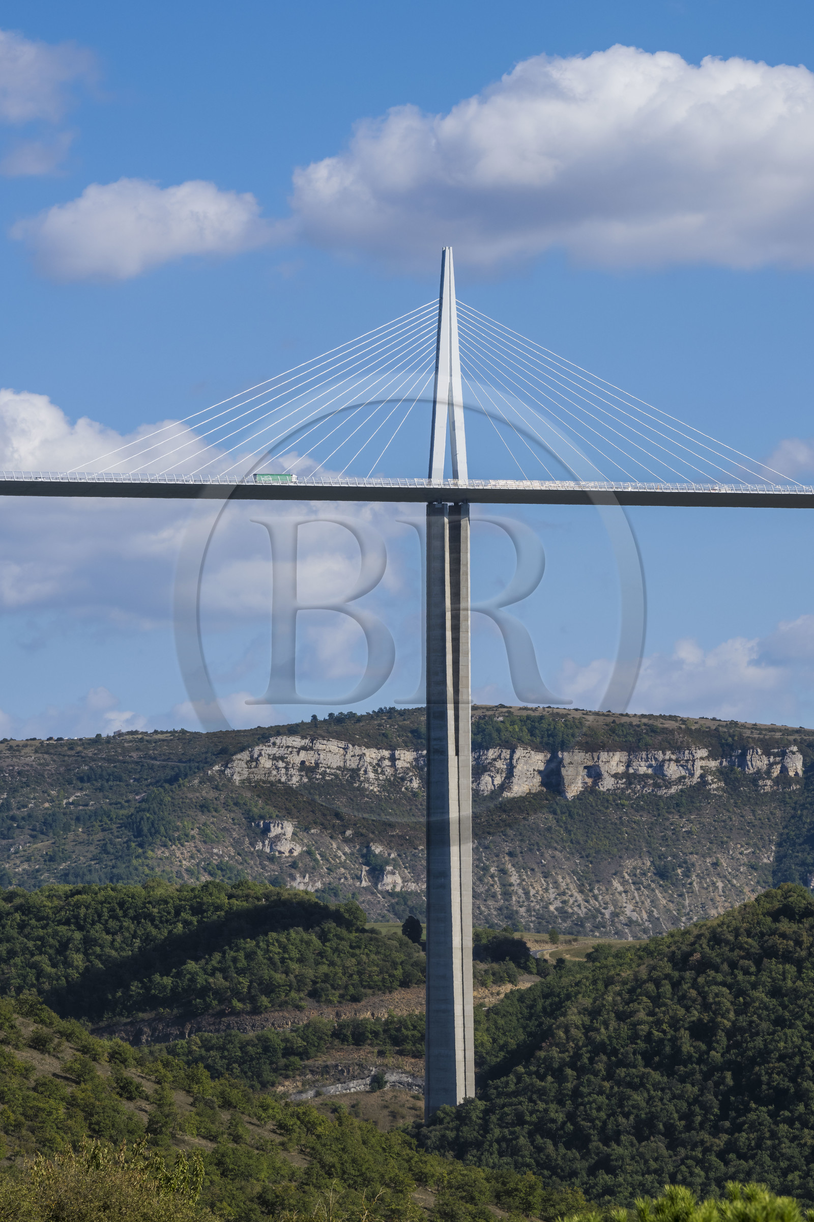 France, Aveyron (12), parc naturel régional des Grands Causses, Millau, le viaduc de Millau des architectes Michel Virlogeux et Norman Foster, entre le Causse du Larzac et le Causse de Sauveterre au dessus du Tarn