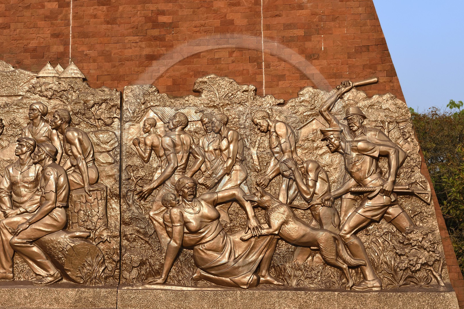 Zimbabwe, Harare, cimetière et le monument national pour commémorer la guérilla du Front patriotique tués pendant la guerre du Bush de Rhodésie du Sud, paroi portant des peintures murales représentant l'histoire du Zimbabwe, ici la brutale époque coloniale