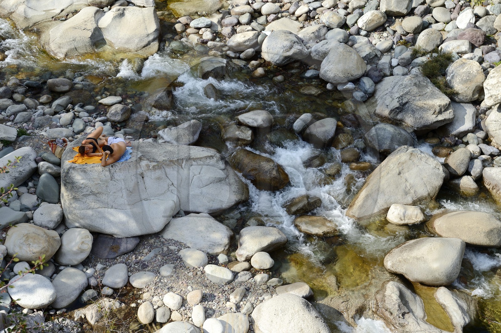 France, Haute-Corse (2B), région du Niolu (Niolo), baignades dans la rivière Golo aux alentours du pont génois Ponte Altu