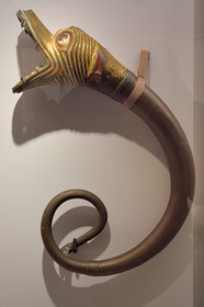 France, Seine-Maritime (76), Pays de Caux, Côte d'Albâtre, Les Pêcheries - Musée de Fécamp, Buccin en Si bémol datant de la fin du XVIIIe siècle, instrument de musique ayant appartenu au frère Jean-Baptiste Grisel (1754-1818) musicien de l'Abbaye et membre fondateur de la loge de Fécamp en 1778, loge de la Triple Unité qui se réunissait au sein même de l'Abbaye (elle disparait entre 1790 et 1811)