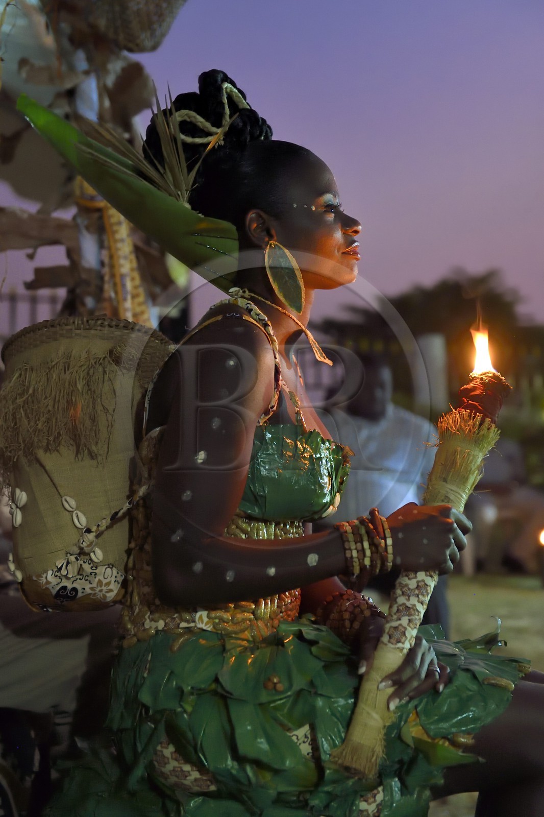 Gabon, Libreville, mariage coutumier, la mariée dotée des symboles traditionnels