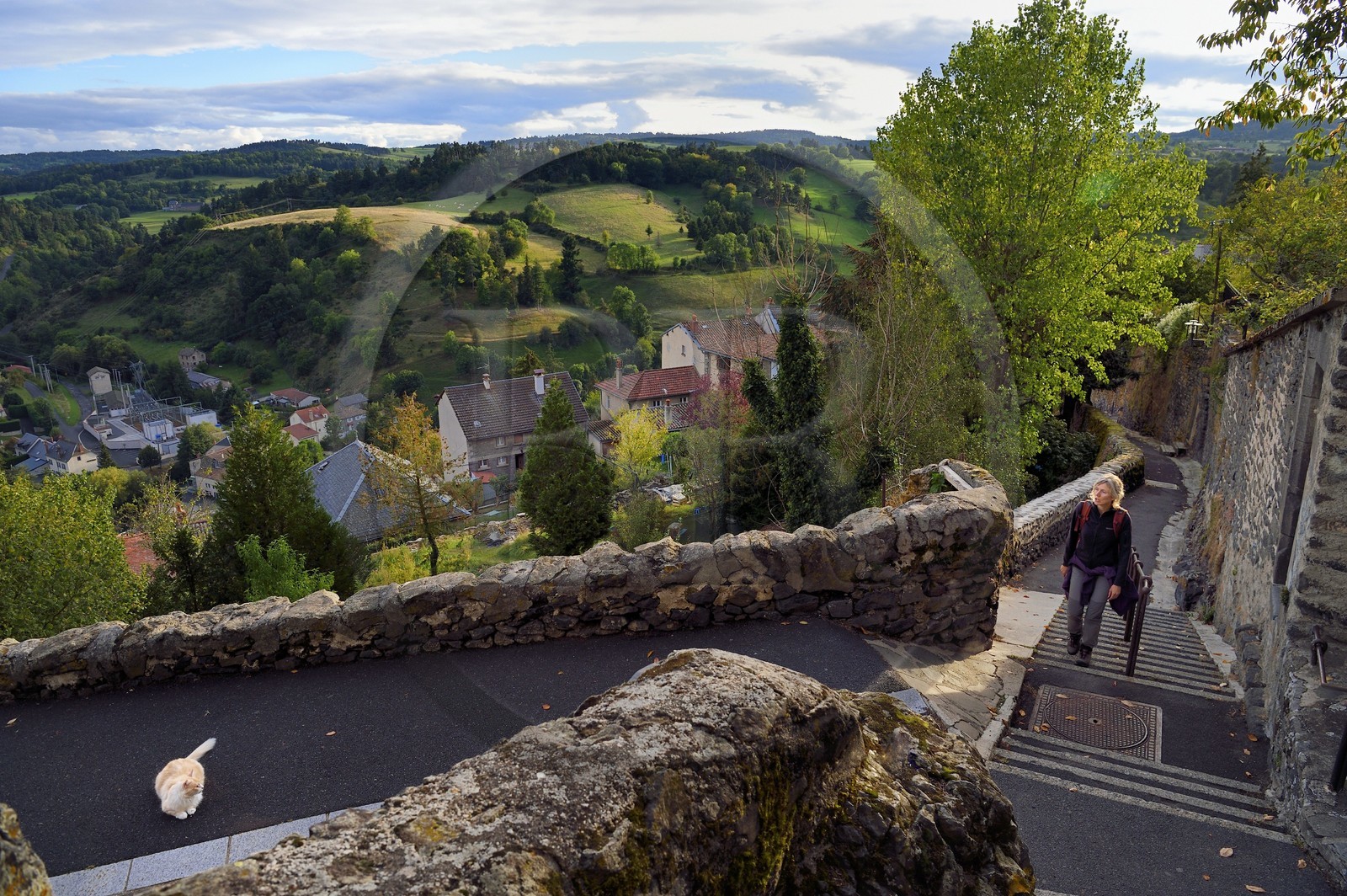 France, Cantal (15), Saint-Flour, accès à la ville haute par la Main de Saint-Flour, légende du passage entre les roches de Florus, le chemin des chèvres ou montée Saint-Roch permet de relier à pied la ville haute aux anciens faubourgs de la ville