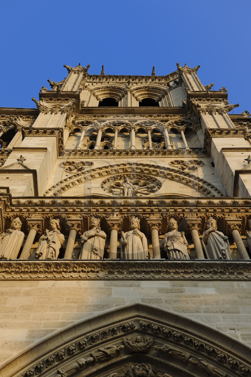 France, Paris (75), Ile de la Cité, cathédrale Notre-Dame de Paris, la galerie des Rois de la façade occidentale et la tour sud
