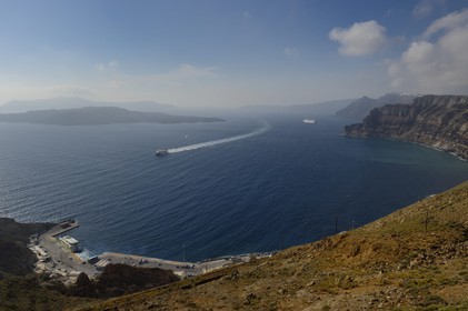 Grèce, Les Cyclades, mer Égée, île de Santorin (Thira ou Théra), Athinios port des ferry et la caldeira