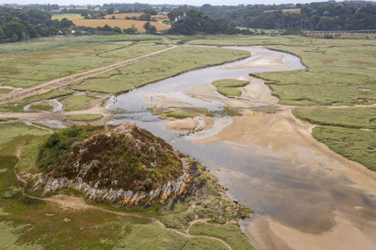 France, Côtes d'Armor (22), Grand Site de France Cap d'Erquy – Cap Fréhel, Fréhel, estuaire de la rivière l'Islet aux Sables d'Or les Pins (vue aérienne)