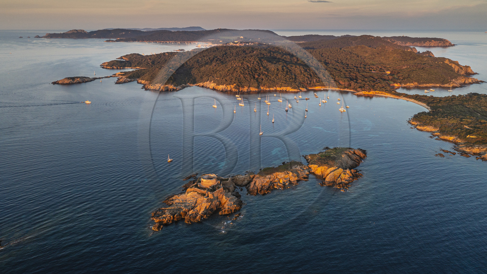 France, Var (83), Iles d'Hyères, parc national de Port Cros, Ile de Porquerolles, Fort du Petit Langoustier datant du XVIIème siècle sur son ilot et Porquerolles en arrière plan (vue aérienne)