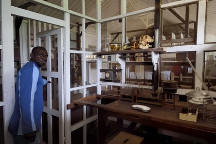 Gabon, Province du Moyen-Ogooué, Lambaréné, l'ancien Hopital Albert Schweitzer devenu musée, la Grande Pharmacie (policlinique), le laboratoire de Rhena Schweitzer-Miller, fille du Docteur Schweitzer