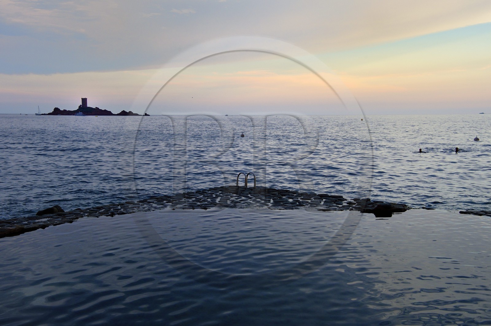 France, Var (83), Agay commune de Saint-Raphaël, massif de l'Estérel, la Corniche d'Or, la piscine d'eau de mer à débordement de l'Hotel des Roches Rouges et la tour de l'Ile d'Or au large du cap du Dramont