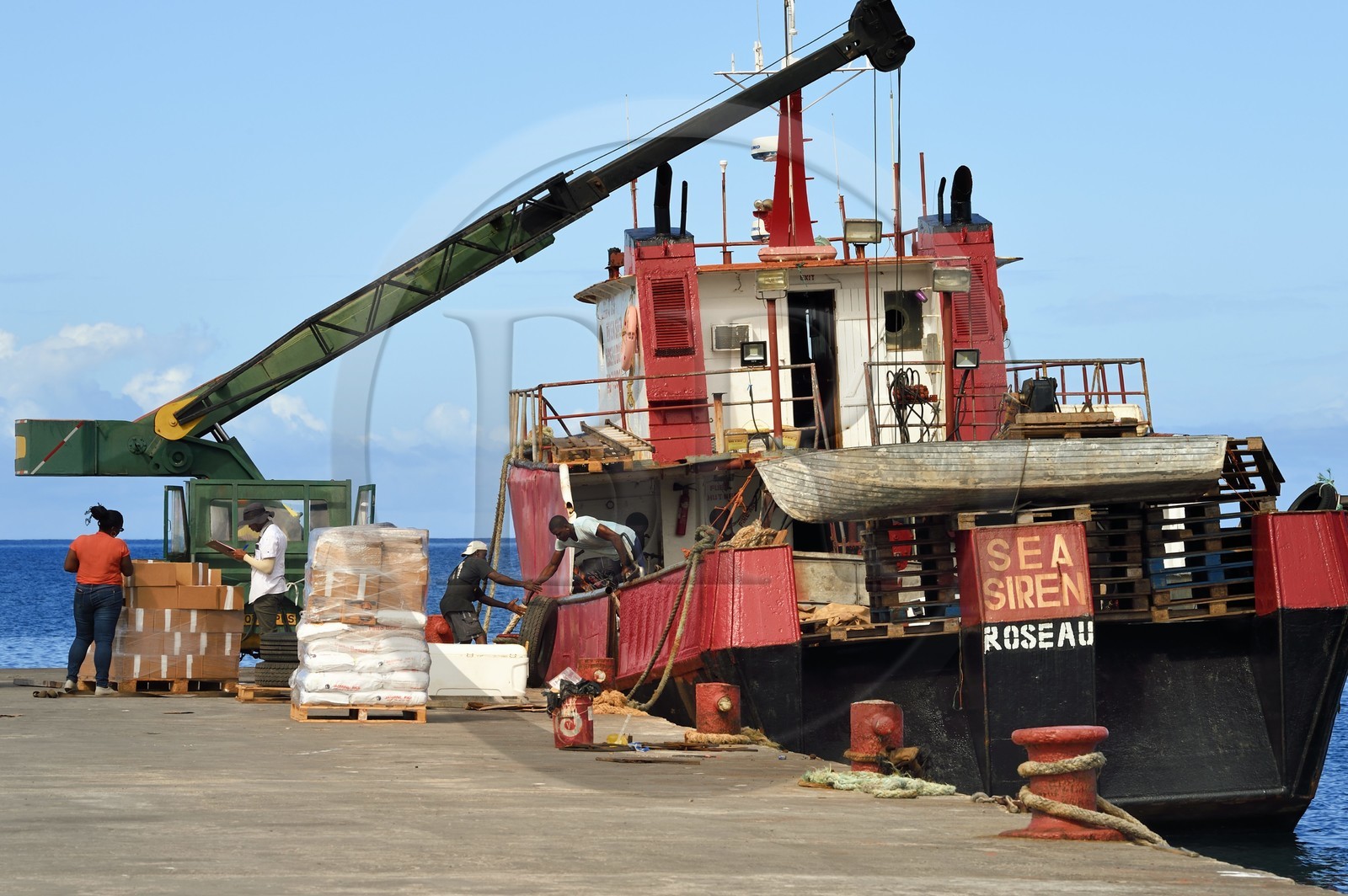 Caraïbes, Ile de la Dominique, port de commerce de Portsmouth dans la baie de Prince Rupert, dechargement d'un bateau