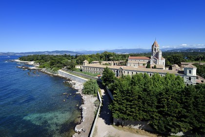 France, Alpes-Maritimes (06), Cannes, Iles de Lérins, Ile de Saint-Honorat, Abbaye de Lérins, l'église abbatiale et le monastère