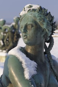 France, Yvelines (78), parc du château de Versailles sous la neige, classé Patrimoine Mondial de l'UNESCO, statue au Parterre d'eau