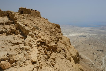 Israel, désert du Neguev, forteresse de Massada, classée Patrimoine Mondial de l'UNESCO, vue sur la Mer Morte, le sentier du serpent et les vestiges d'un camp romain