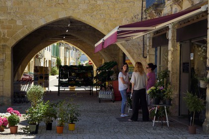 France, Dordogne (24), Périgord Pourpre, Beaumont-du-Périgord, maison à arcades sur la place Jean Moulin
