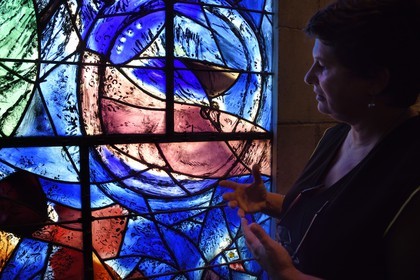 France, Alpes-Maritimes (06), Nice, musée national Marc Chagall de l'architecte André Hermant et créé à l'initiative d'André Malraux, Anne Dopffer, directrice des musées nationaux des Alpes-Maritimes et le vitrail illustrant la Création du Monde dans l'auditorium