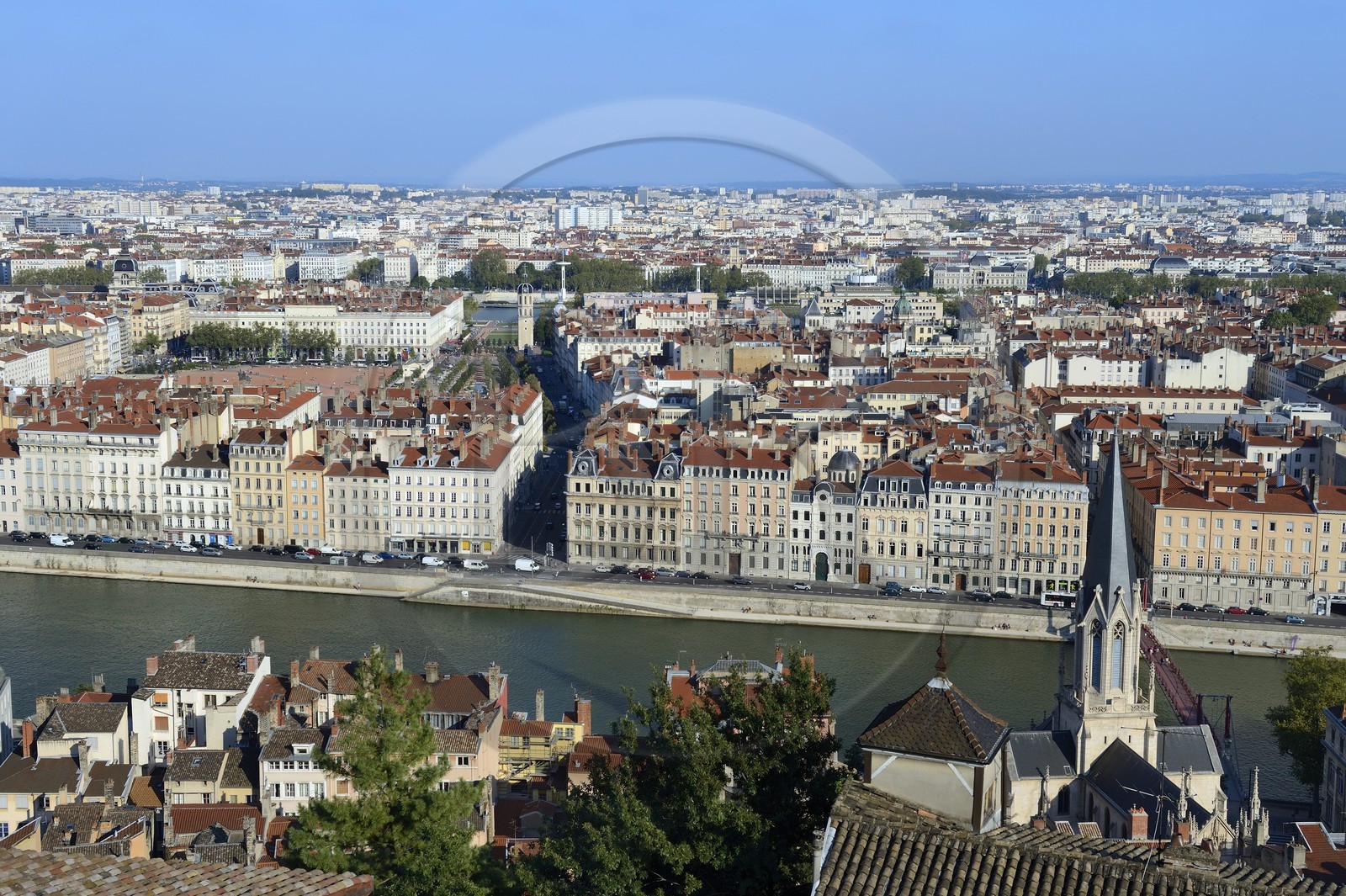 France, Rhône (69), Lyon, site historique classé Patrimoine Mondial de l'UNESCO, Vieux Lyon, l'église Saint Georges et le quartier Saint-Georges, la Saône et la place Bellecour dans le quartier de la Presqu'Ile en arrière plan