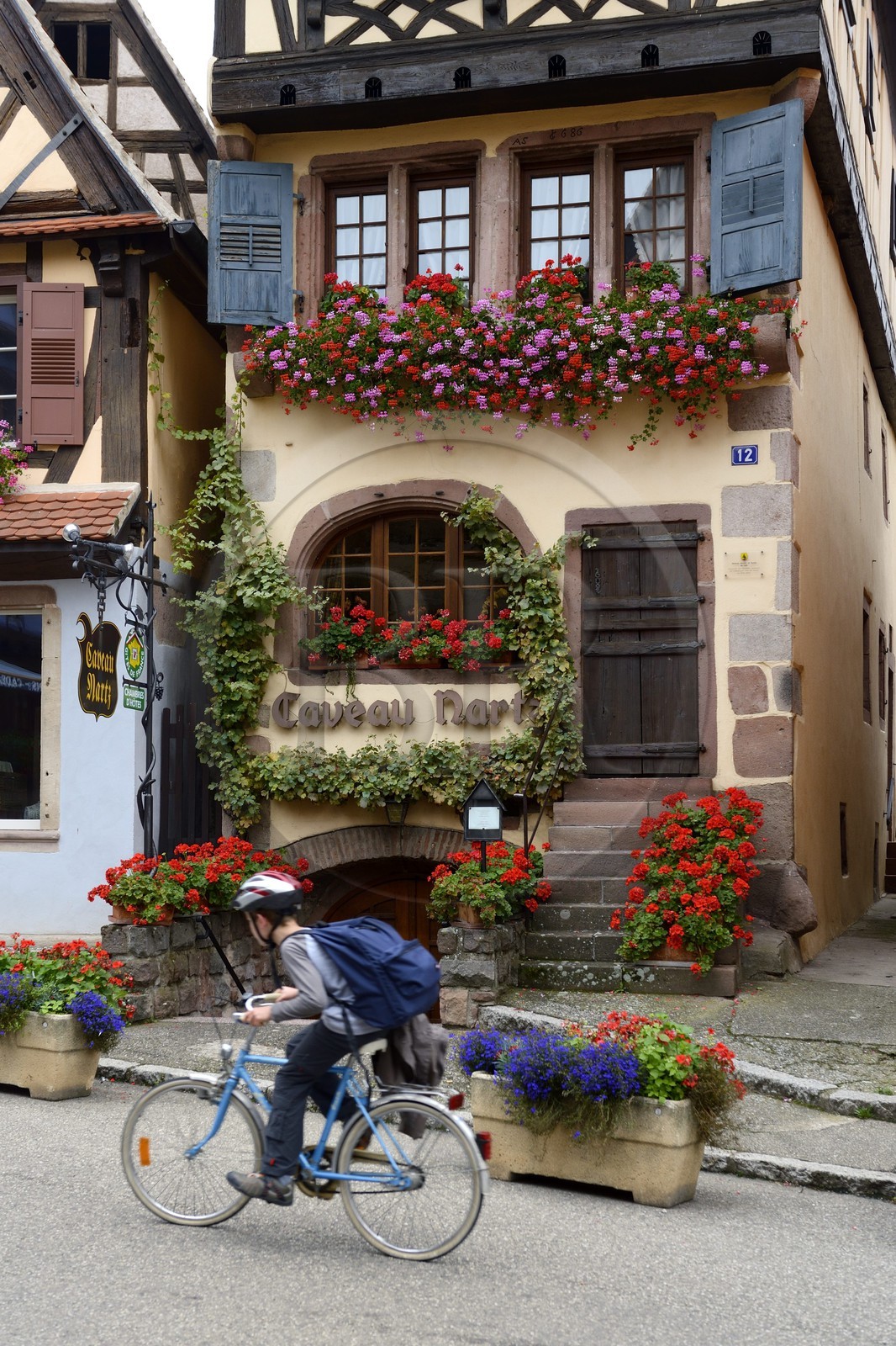 France, Bas-Rhin (67), maison à colombage (1686) de Dambach-la-Ville sur la place du Marché