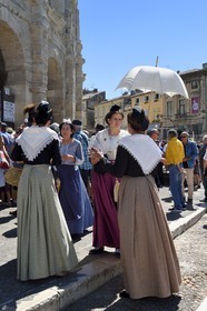France, Bouches-du-Rhône (13), Arles, la course camarguaise de la Cocarde d'Or aux Arènes, amphithéâtre romain de 80-90 après JC, classé Patrimoine Mondial de l'UNESCO, arlésiennes en costume traditionnel