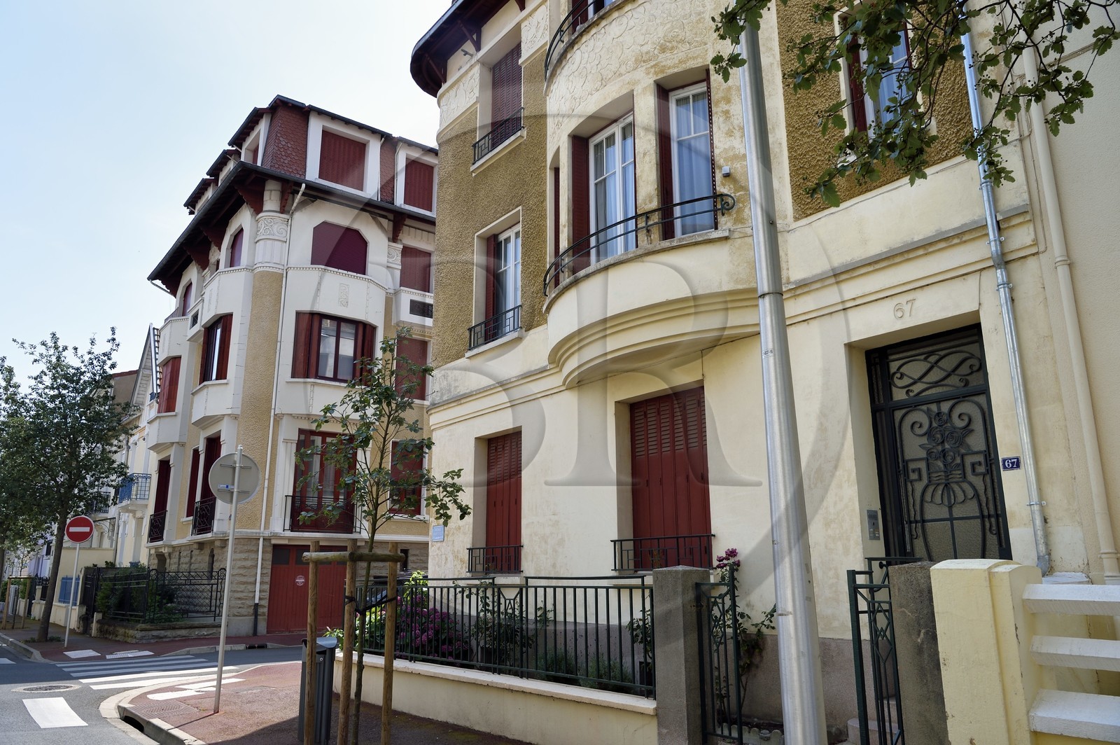 France, Allier (03), Vichy, quartier de France, maison art Déco appelée Les Noisetiers au 67 de l'avenue Jean Baptiste Bulot, les Roches Noires du n°65 en arrière plan