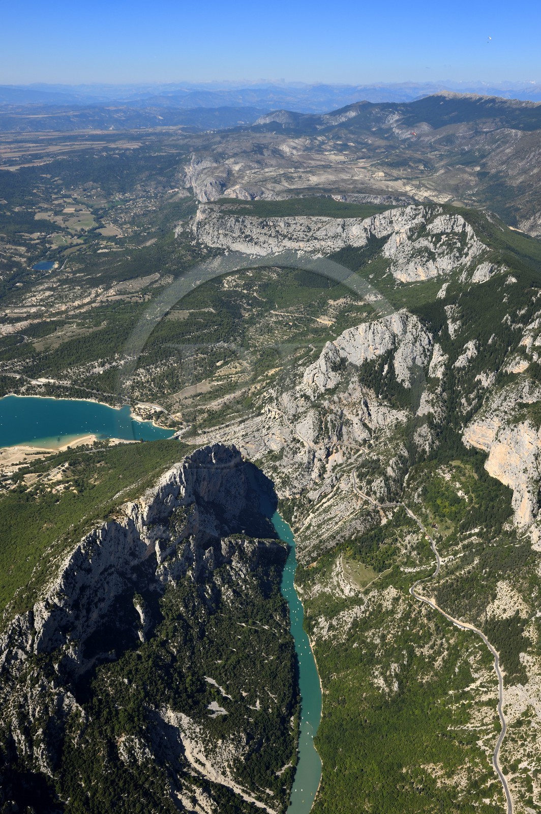 Var (83) rive gauche et Alpes-de-Haute-Provence (04) rive droite, Parc Naturel Régional du Verdon, les Gorges du Verdon qui débouchent sur le lac de Sainte Croix, la chaîne des Alpes en arrière plan (vue aérienne)