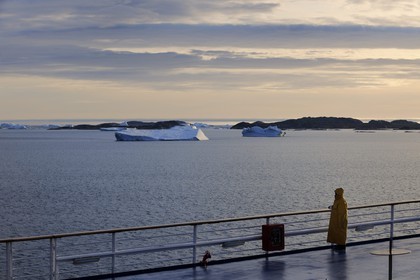 Groenland, fjord de Nanortalik, le bateau de croisière le Princess Danané progressant entre les icebergs