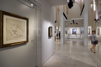 France, Bouches-du-Rhône (13), Aix en Provence, chapelle des Pénitents Blancs annexe du musée Granet, oeuvre de Paul Cézanne à gauche