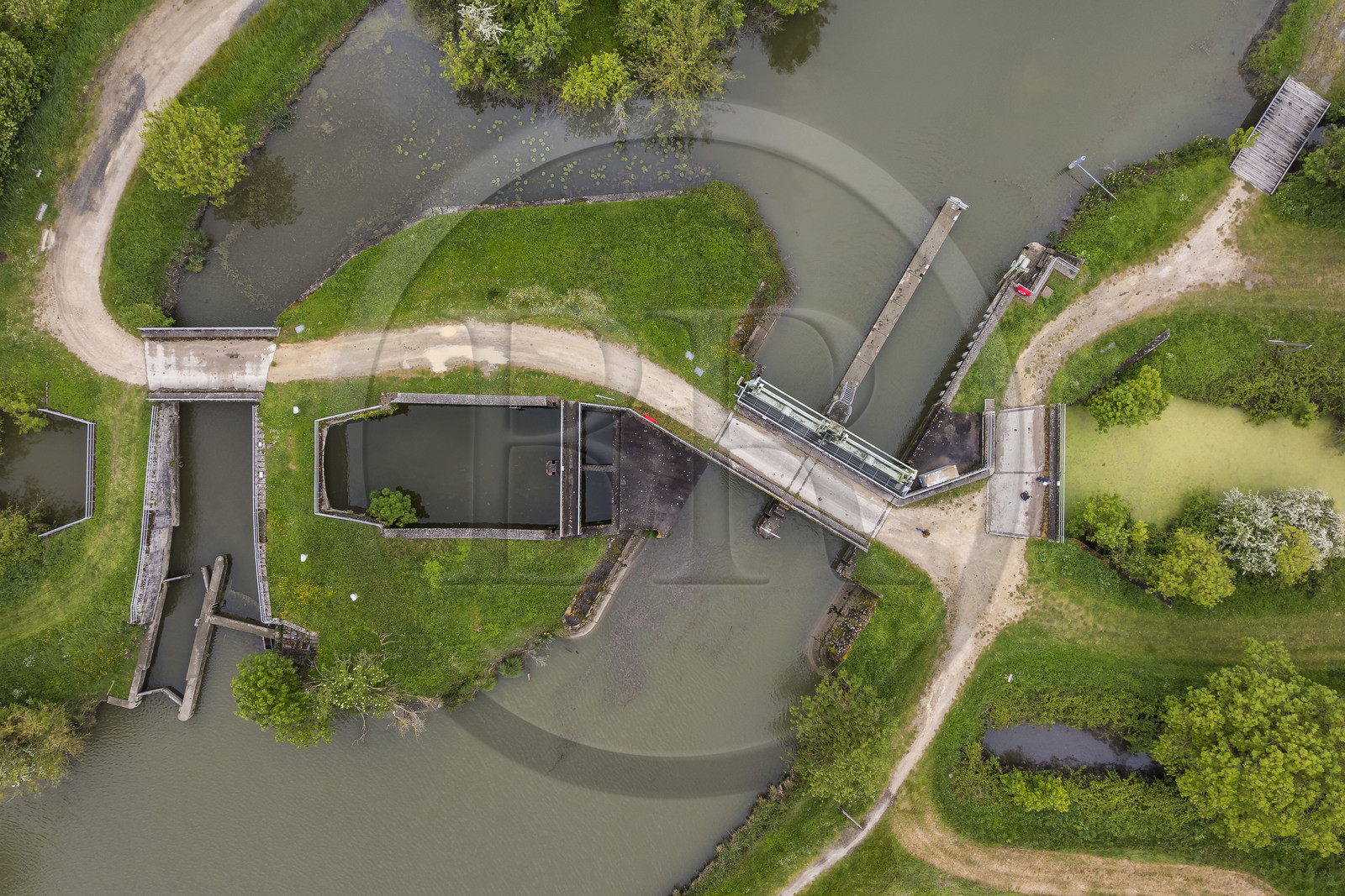 France, Vendée (85), Parc Interrégional du Marais Poitevin labellisé Grand Site de France, Maillé, l'aqueduc de Maillé qui permet au canal de Vix et au canal de la Jeune Autise de se croiser sans que leurs eaux ne se mélangent afin de séparer les eaux du marais desséché de celles du marais mouillé (vue aérienne)