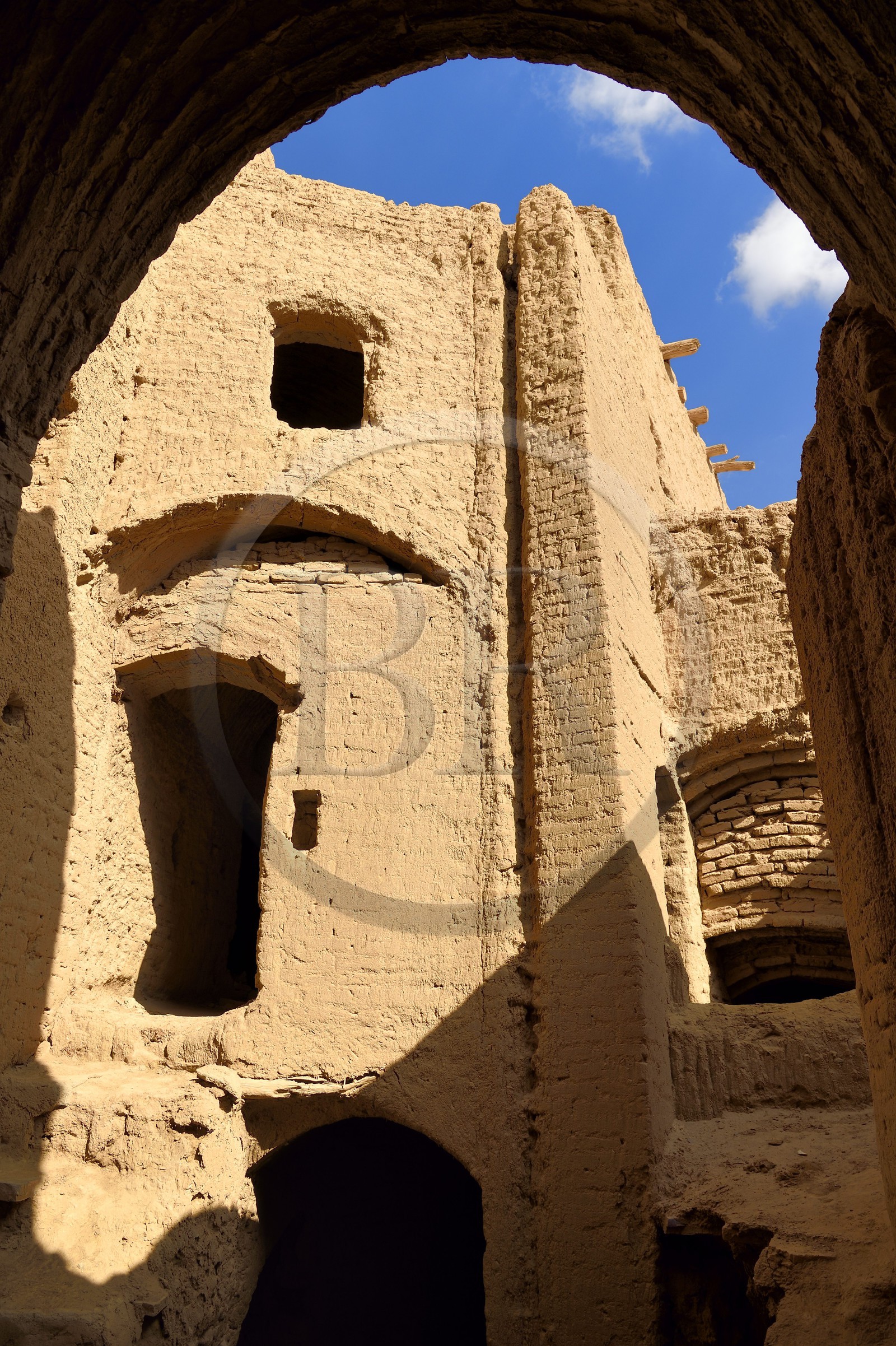 Iran, Province de Yazd, en bordure du désert du Dasht-e Kavir, le vieux village de Kharanaq, maison en briques de terre crue (adobe)