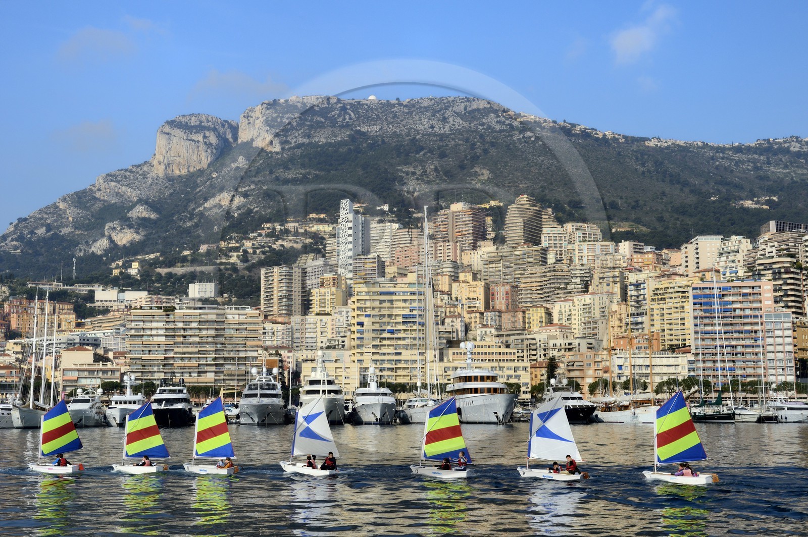 Principauté de Monaco, Monaco, l'ecole de voile dans port Hercule