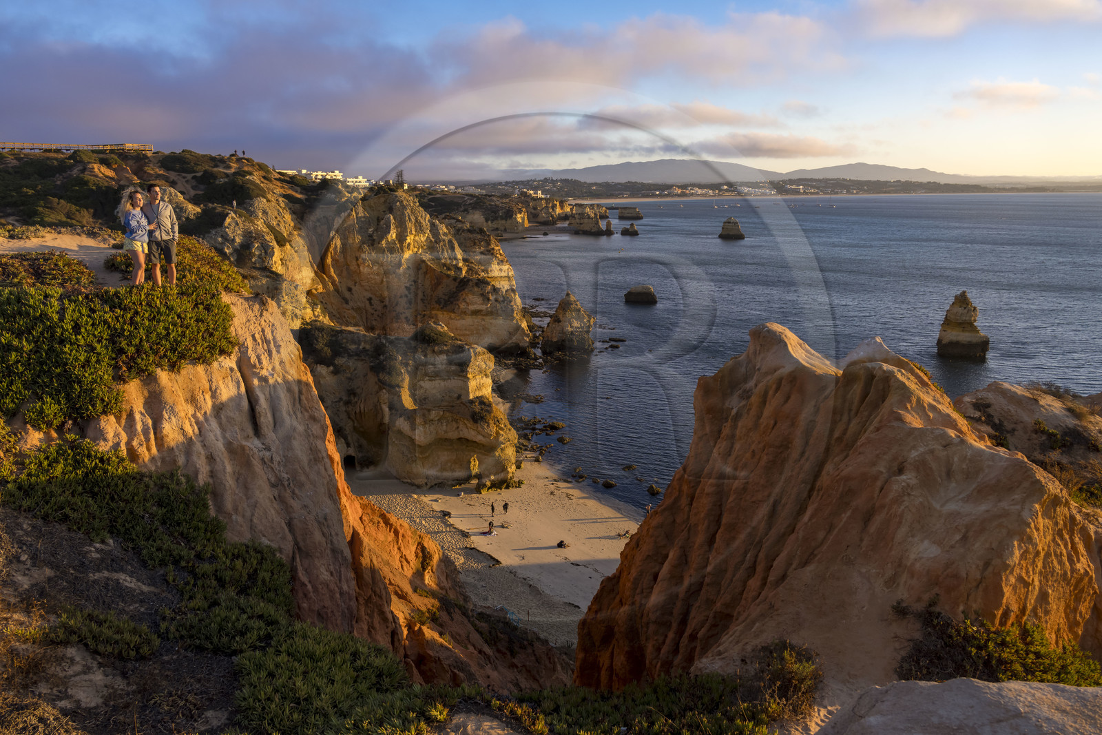 Portugal, Algarve, Lagos, la plage de Praia do Camilo nichée entre des falaises escarpées non loin de Ponta da Piedade