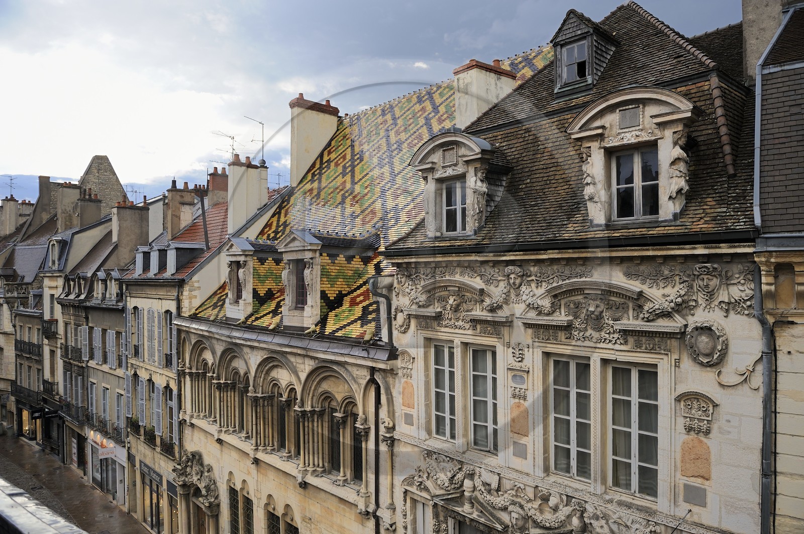France, Côte d'Or (21), Dijon, Hôtels particuliers Maillard et Aubriot (au centre) dans la rue des Forges
