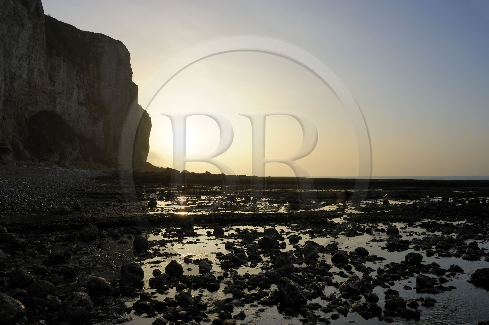 France, Seine-Maritime (76), Côte d'Albâtre, Vattetot-sur-Mer, les falaises et la plage à marée basse